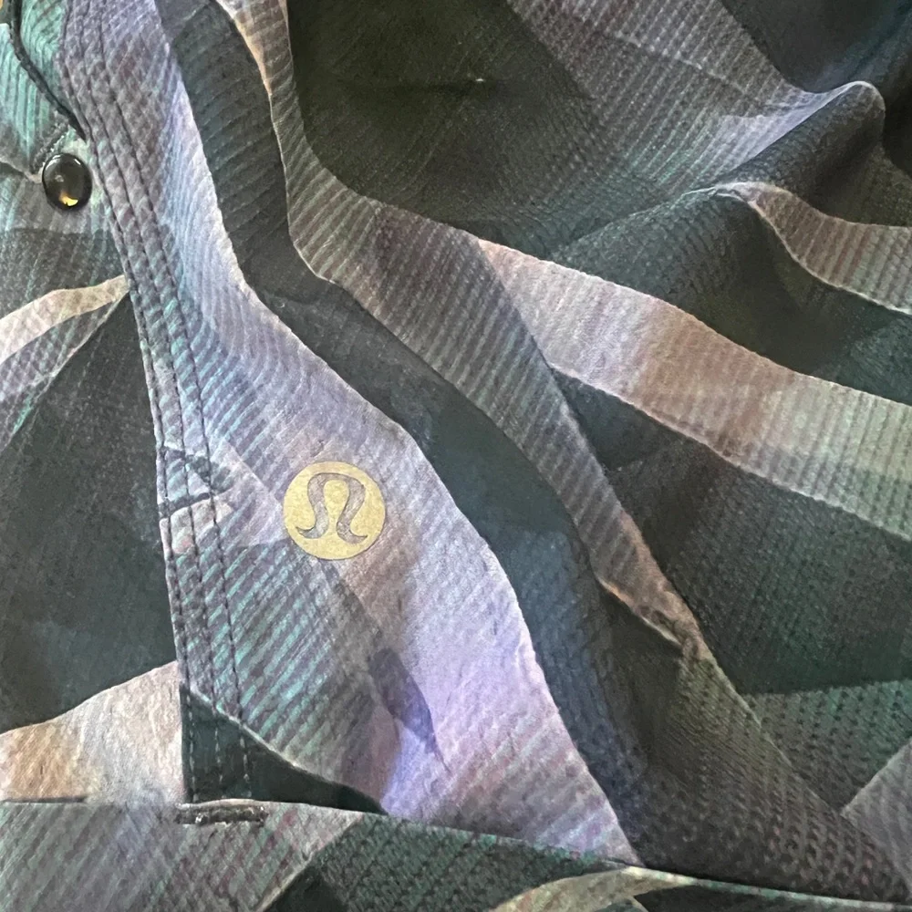 Lululemon Spring Break Away Short in Pretty Prism Pattern Size 8 - Picture 3 of 8